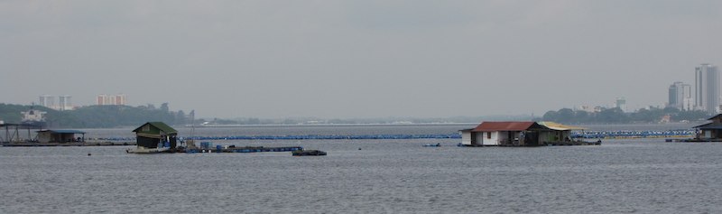 Photo of straight between Johor Bahru and Singapore (with floating houses)